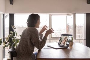 Eine Frau benutzt Netzcocktail und Akeyi auf ihrem Laptop.