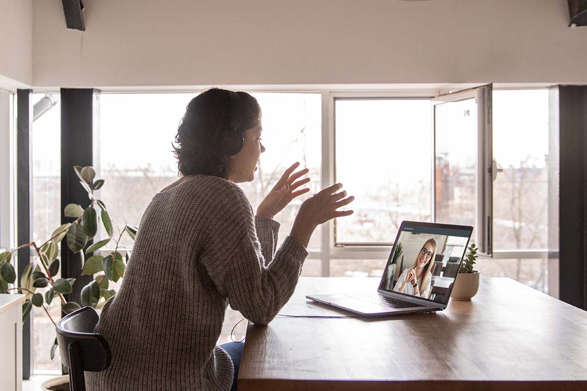 Eine Frau benutzt Netzcocktail und Akeyi auf ihrem Laptop.